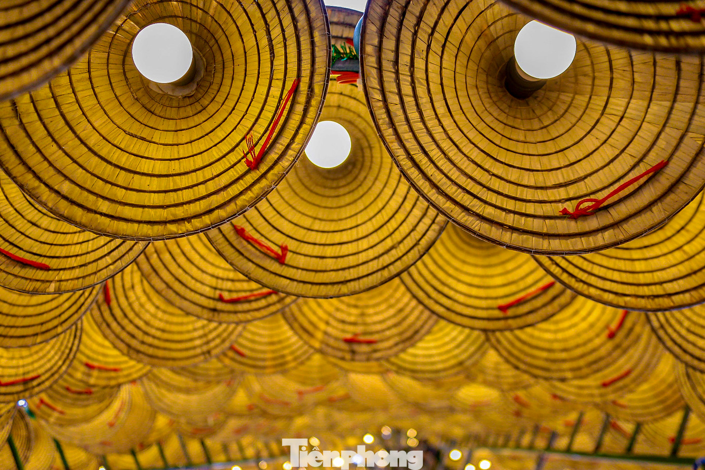 Hàng nghìn nón lá xếp theo từng tầng đều đặn theo hàng lối bắt mắt. Hàng nghìn nón lá xếp theo từng tầng đều đặn theo hàng lối bắt mắt.