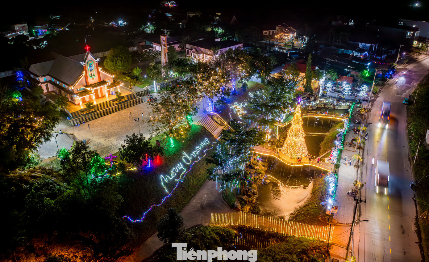 Vào ban đêm, cây thông cùng nhiều tiểu cảnh lung linh trong ánh đèn. Vào ban đêm, cây thông cùng nhiều tiểu cảnh lung linh trong ánh đèn.