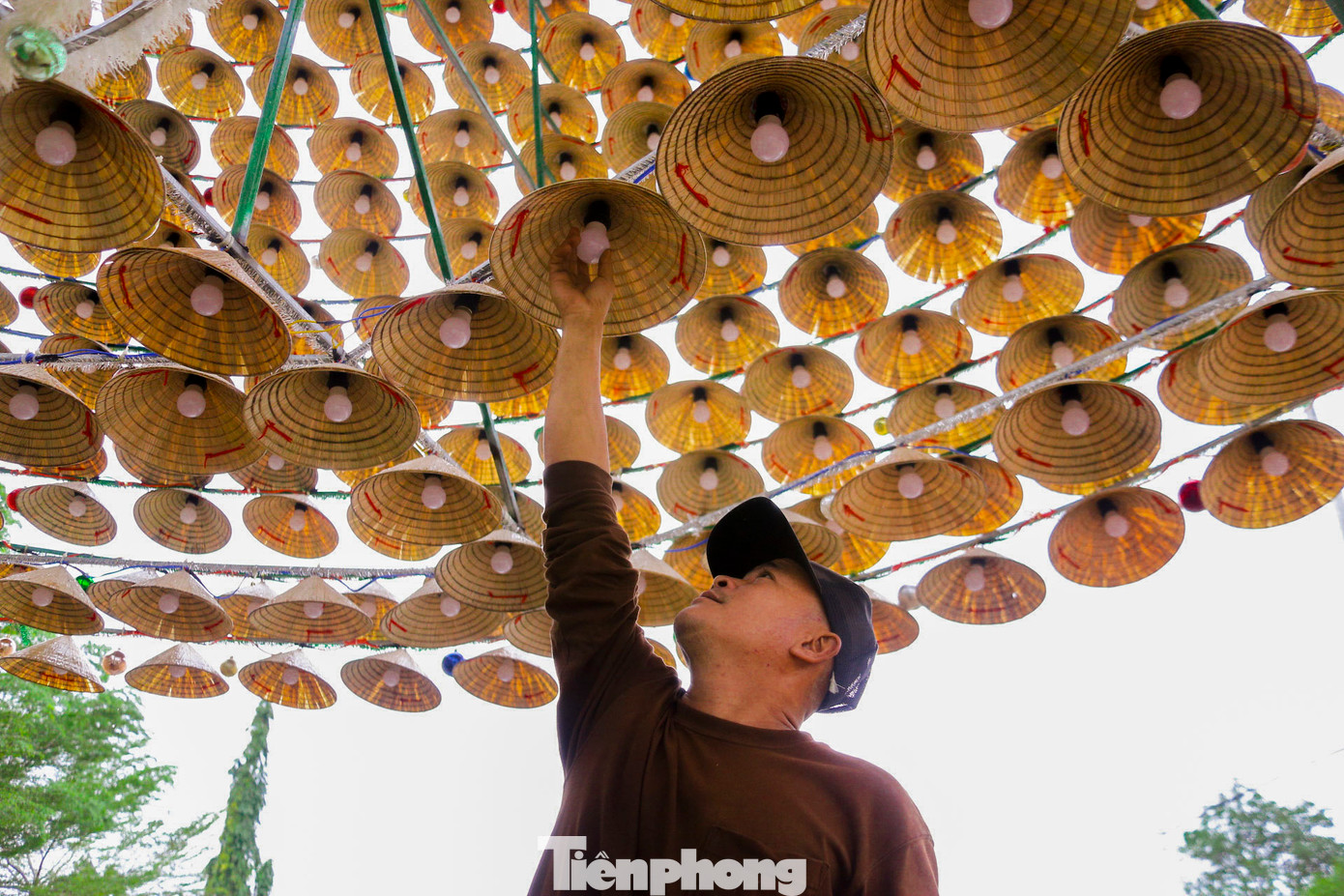 Anh Nguyễn Tiên (trú xã Hòa Sơn) cho biết: “Để tạo ra một cây thông Noel bằng nón lá, chúng tôi đã sử dụng 2.000 nghìn chiếc nón. Những chiếc nón được gắn kết với nhau bằng khung sắt chắc chắn, đảm bảo độ bền và sự an toàn. Quá trình thực hiện đòi hỏi sự tỉ mỉ và công phu, từ việc lựa chọn nón lá có kích cỡ đồng đều, đến việc sắp xếp chúng sao cho hài hòa, cân đối.” Anh Nguyễn Tiên (trú xã Hòa Sơn) cho biết: “Để tạo ra một cây thông Noel bằng nón lá, chúng tôi đã sử dụng 2.000 nghìn chiếc nón. Những chiếc nón được gắn kết với nhau bằng khung sắt chắc chắn, đảm bảo độ bền và sự an toàn. Quá trình thực hiện đòi hỏi sự tỉ mỉ và công phu, từ việc lựa chọn nón lá có kích cỡ đồng đều, đến việc sắp xếp chúng sao cho hài hòa, cân đối.”