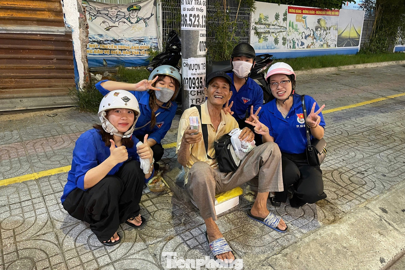 Niềm vui của những người công nhân môi trường, người bán vé số khi được nhận quà từ các bạn trẻ.