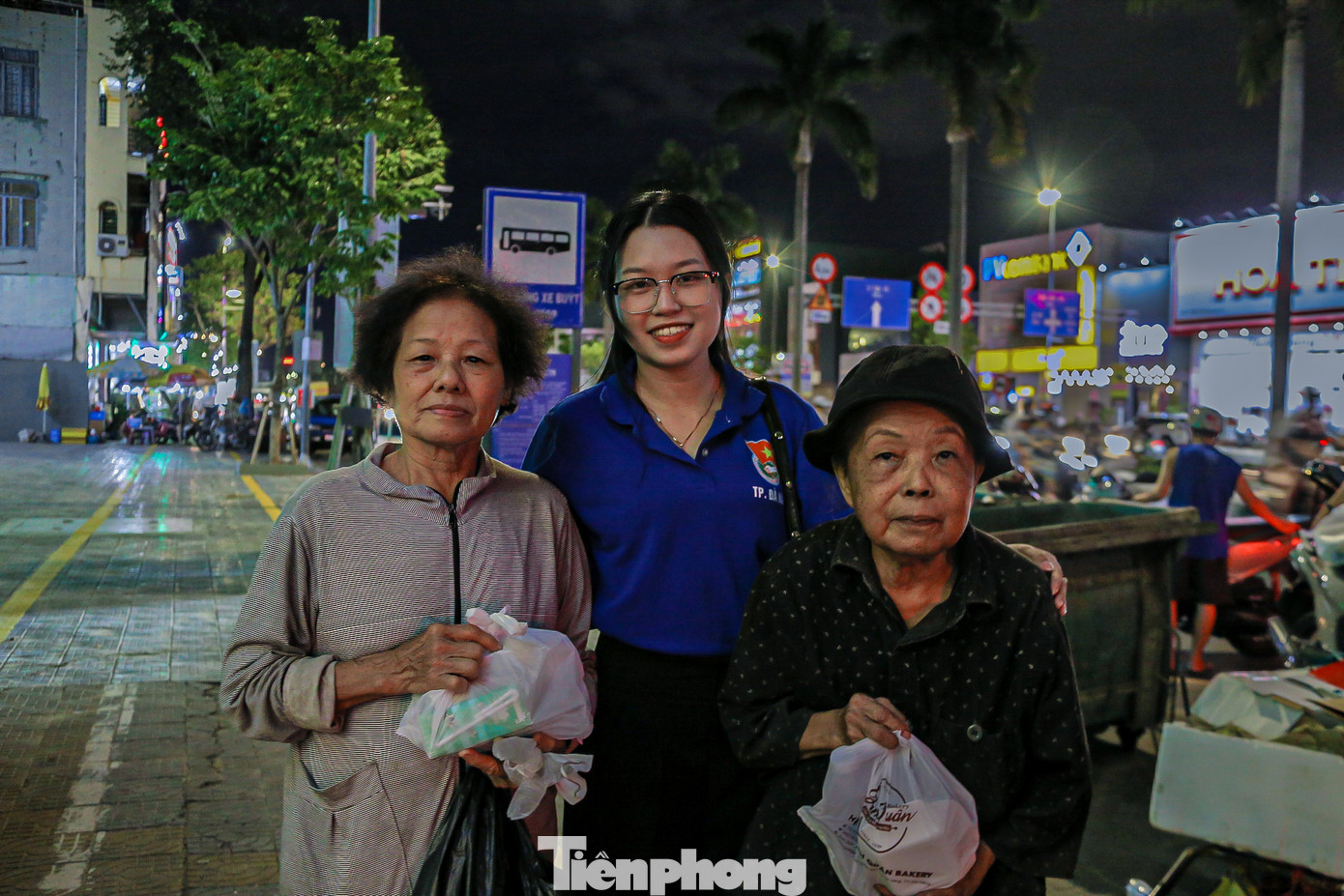 Nhận được phần quà đầy bất ngờ từ nhóm bạn trẻ, bà Trần Thị Hạnh (trú phường Chính Gián) rất vui. "Đêm nào tôi cũng nhặt ve chai tới tận khuya, có hôm gần 2 giờ sáng mới về. Nhận được món quà đầy bất ngờ thế này tôi rất biết ơn và cảm động".