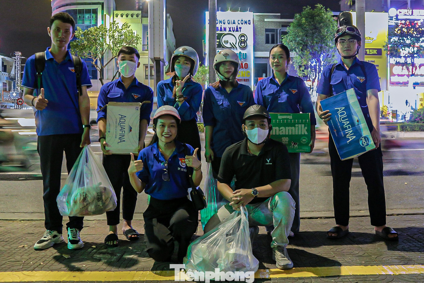 Chương trình “Trung thu ấm áp” do chị Nguyễn Thị Thanh Hiền (trú phường Chính Gián, quận Thanh Khê) khởi xướng với mong muốn trao những suất quà đến tay những người lao động, bán vé số hay nhặt ve chai trong đêm ở Đà Nẵng.