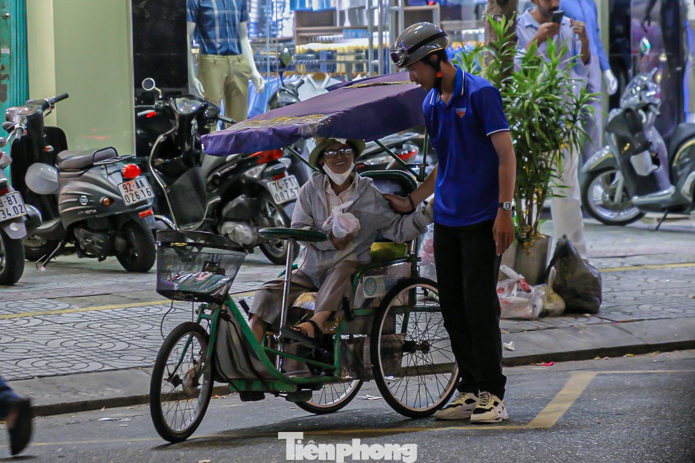 Những phần quà được các bạn gói gọn gàng, chỉn chu trước khi trao cho những người đang vất vả mưu sinh trong đêm.