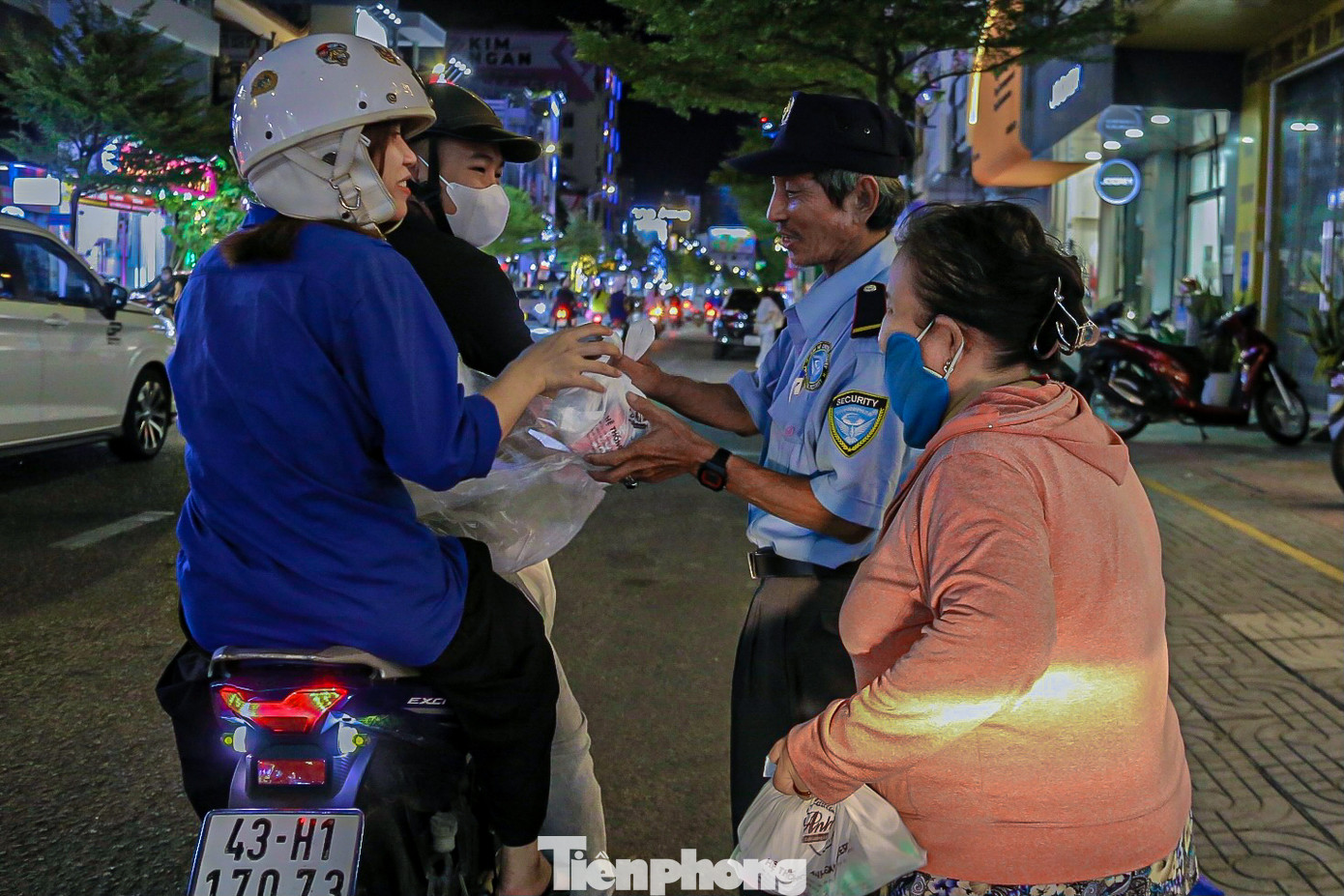 Niềm vui của những người công nhân môi trường, người bán vé số khi được nhận quà từ các bạn trẻ.