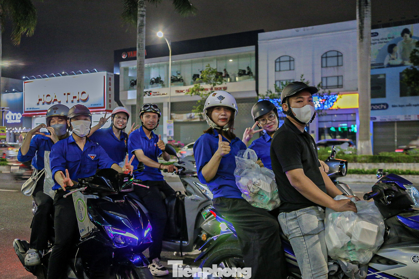 Các bạn chia nhau đi trên các tuyến phố, tìm gặp những người đang mưu sinh trên đường. Từ người bán vé số cho đến cô lao công đều được nhận một phần quà.