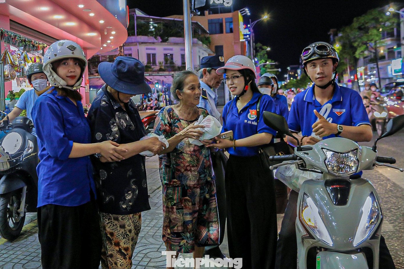 “Chúng tôi muốn góp một phần nhỏ xây dựng một xã hội với nhiều tấm lòng nhân ái, tình yêu thương, sự cảm thông chia sẻ giữa con người với nhau”, chị Hiền nói.