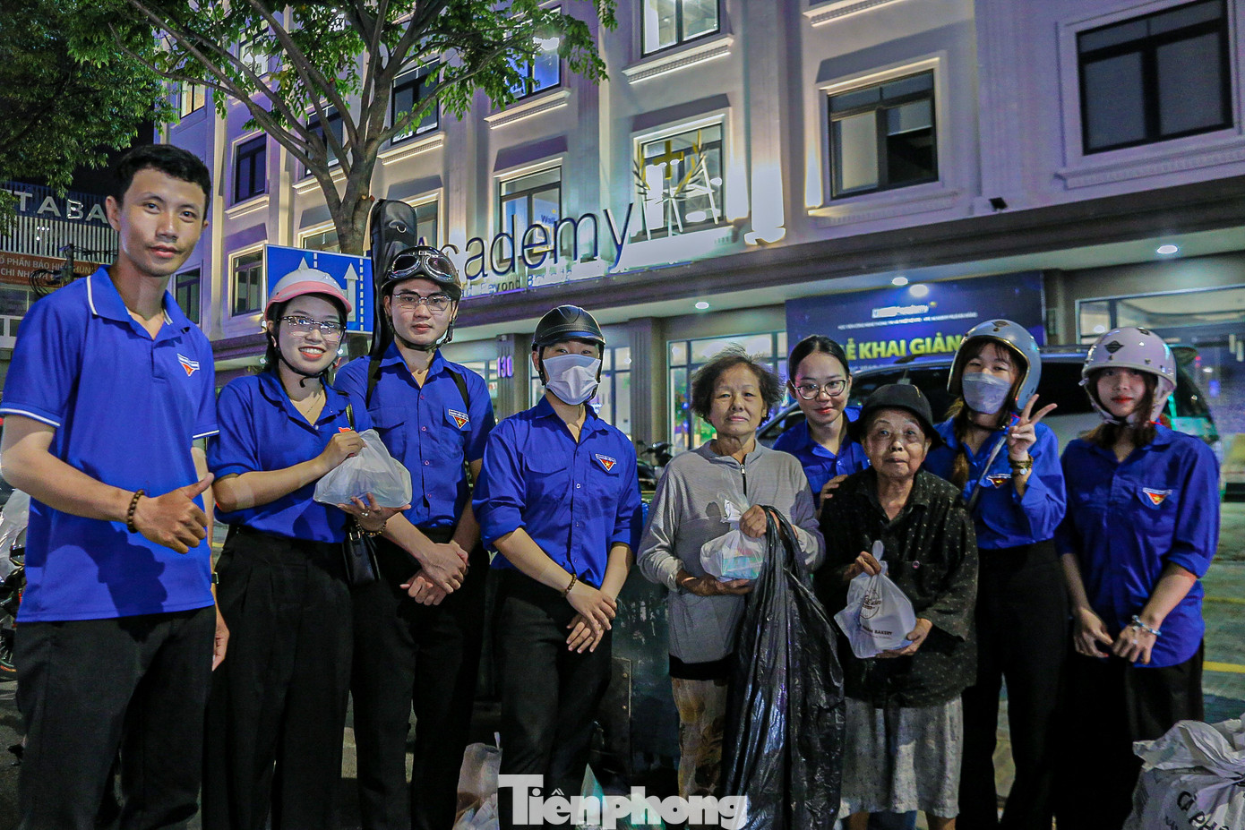 Với slogan “Yêu thương cho đi là yêu thương giữ được mãi mãi”, CLB Thân Thương được thành lập với đa số là các bạn sinh viên đang theo học tại Đà Nẵng, để cùng nhau giúp đỡ những người khó khăn, cơ nhỡ.