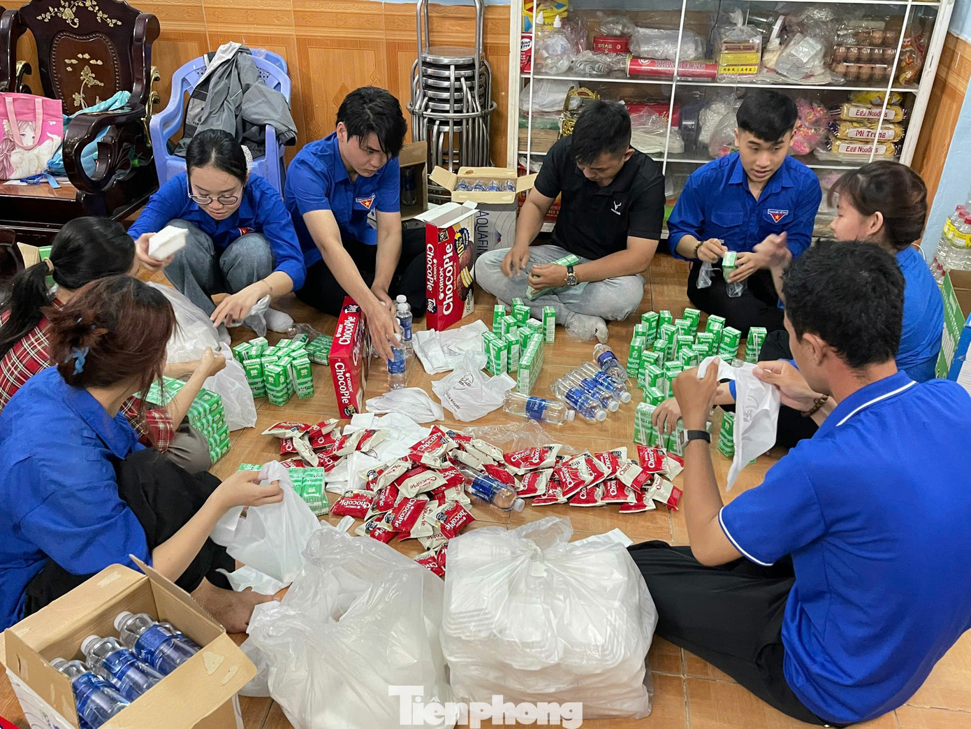 Dịp này, nhóm đi trao 100 suất quà cho các cô chú, người lao động trên đường phố trong đêm. Mỗi suất quà gồm có bánh bao, bánh ngọt, hộp sữa và 1 chai nước.