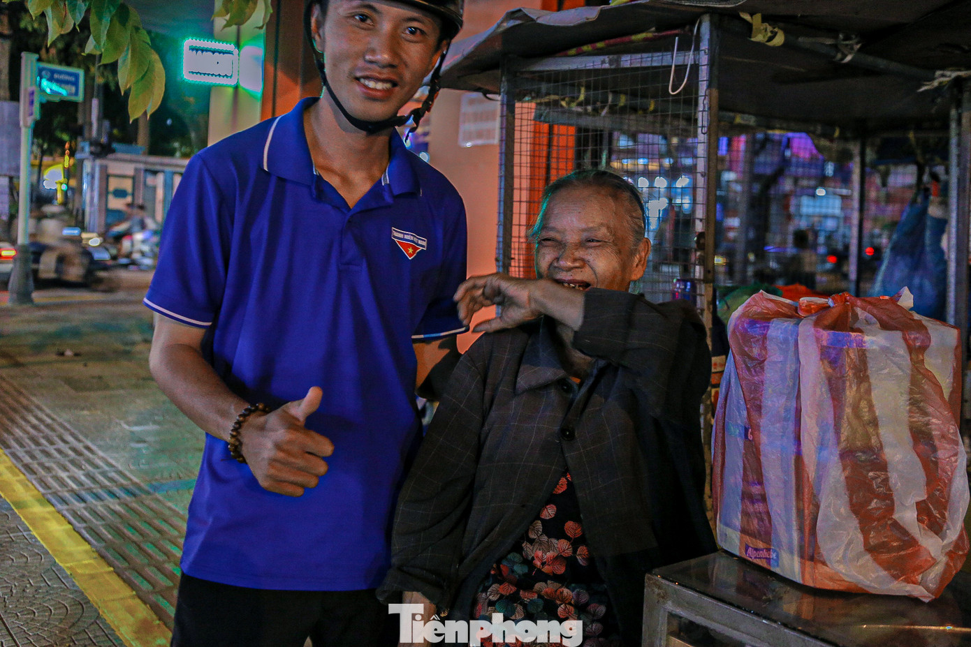 Niềm vui của những người công nhân môi trường, người bán vé số khi được nhận quà từ các bạn trẻ.