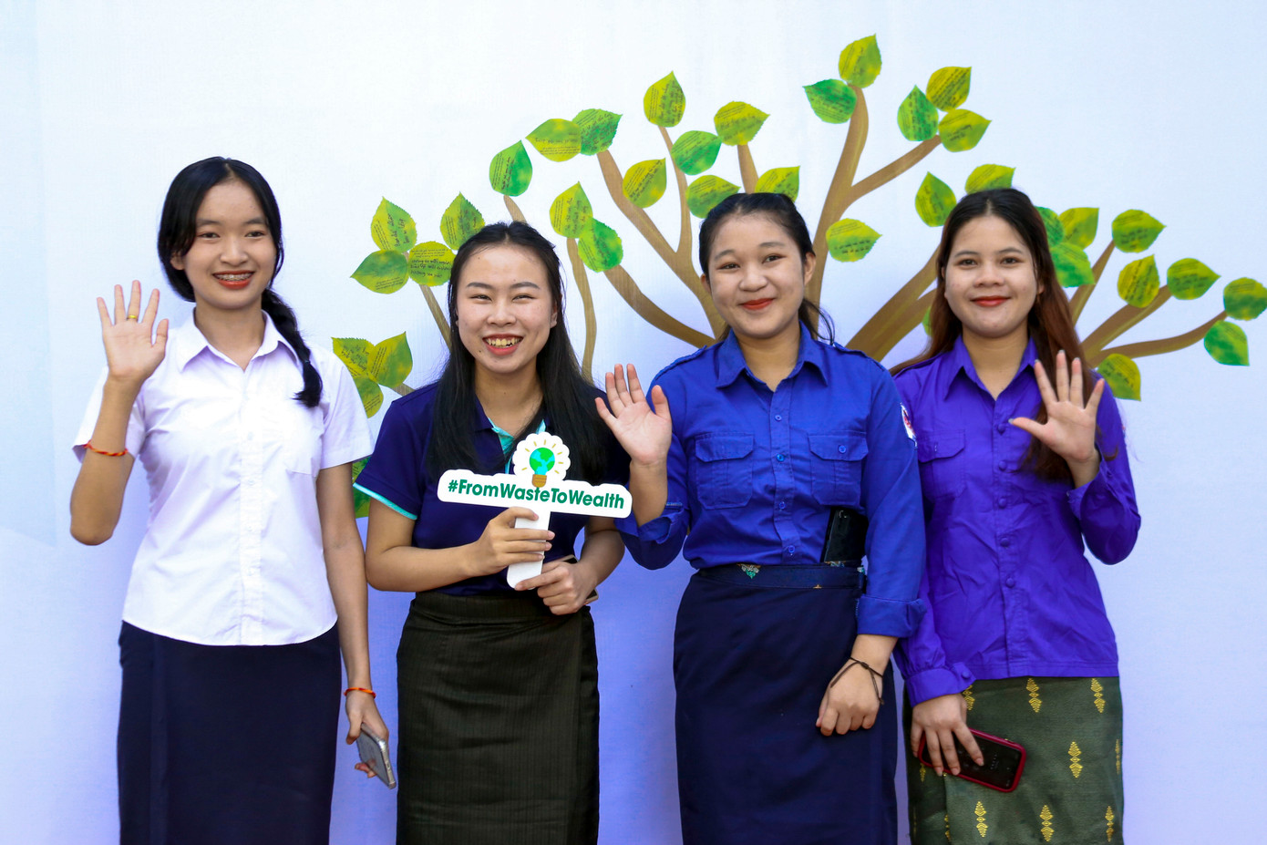 Với tinh thần “Nói không với nhựa dùng một lần”, các bạn trẻ đã tích cực tham gia các hoạt động như triển lãm sản phẩm tái chế, trưng bày mô hình sáng kiến xanh, ký cam kết hành động vì môi trường…