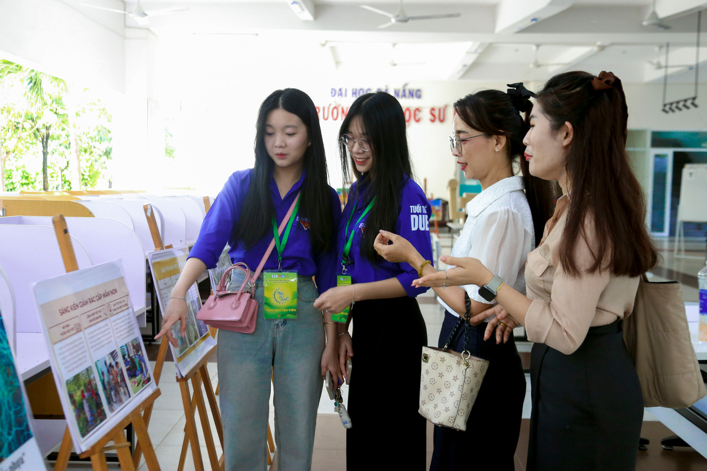 Bạn Trần Thị Thanh Hằng, sinh viên Trường ĐH Sư phạm Đà Nẵng chia sẻ: “Chúng em nhận thức rõ rằng mỗi túi nilon, chai nhựa dùng một lần có thể mất hàng trăm năm để phân hủy, gây ô nhiễm nghiêm trọng đến đất liền, đại dương và hệ sinh thái biển. Vì vậy, chúng em cam kết hạn chế tối đa các sản phẩm nhựa dùng một lần, đồng thời tuyên truyền, vận động bạn bè thay đổi thói quen tiêu dùng. Chúng em tin rằng, những thay đổi nhỏ hôm nay sẽ tạo nên sức mạnh lớn để bảo vệ môi trường cho mai sau.”