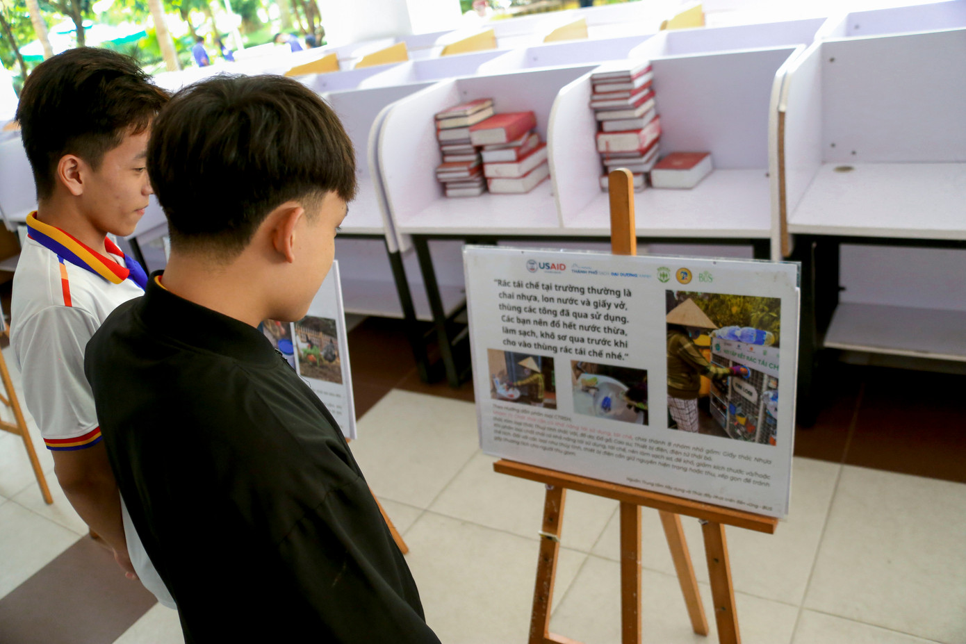 Với tinh thần “Nói không với nhựa dùng một lần”, các bạn trẻ đã tích cực tham gia các hoạt động như triển lãm sản phẩm tái chế, trưng bày mô hình sáng kiến xanh, ký cam kết hành động vì môi trường…