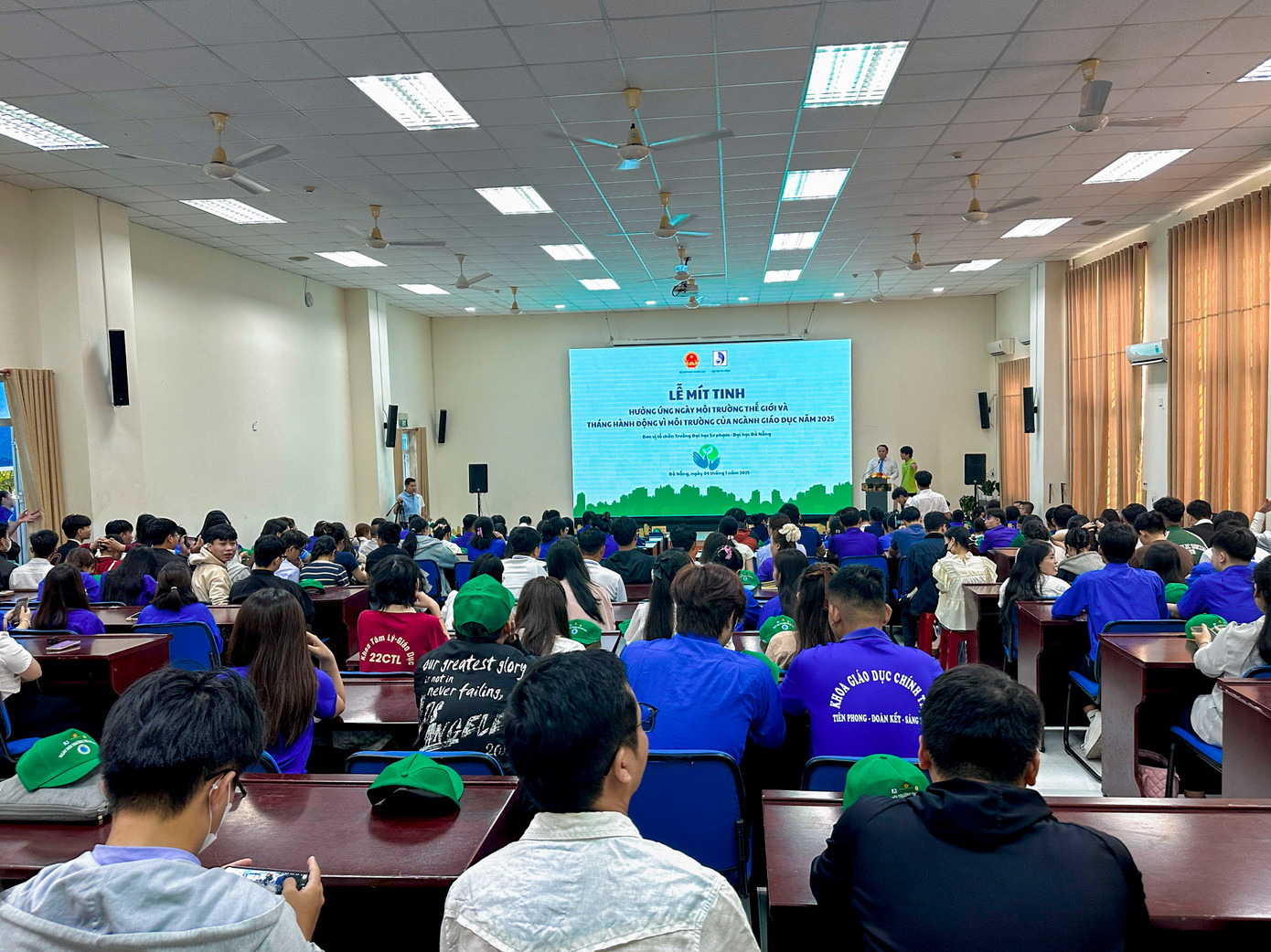 Sáng 4/7, tại Trường ĐH Sư phạm - ĐH Đà Nẵng, đông đảo bạn trẻ tham gia lễ mít tinh hưởng ứng Ngày Môi trường Thế giới 2025 với chủ đề “Chống ô nhiễm nhựa” và phát động Tháng hành động vì môi trường. Ảnh: Duy Quốc