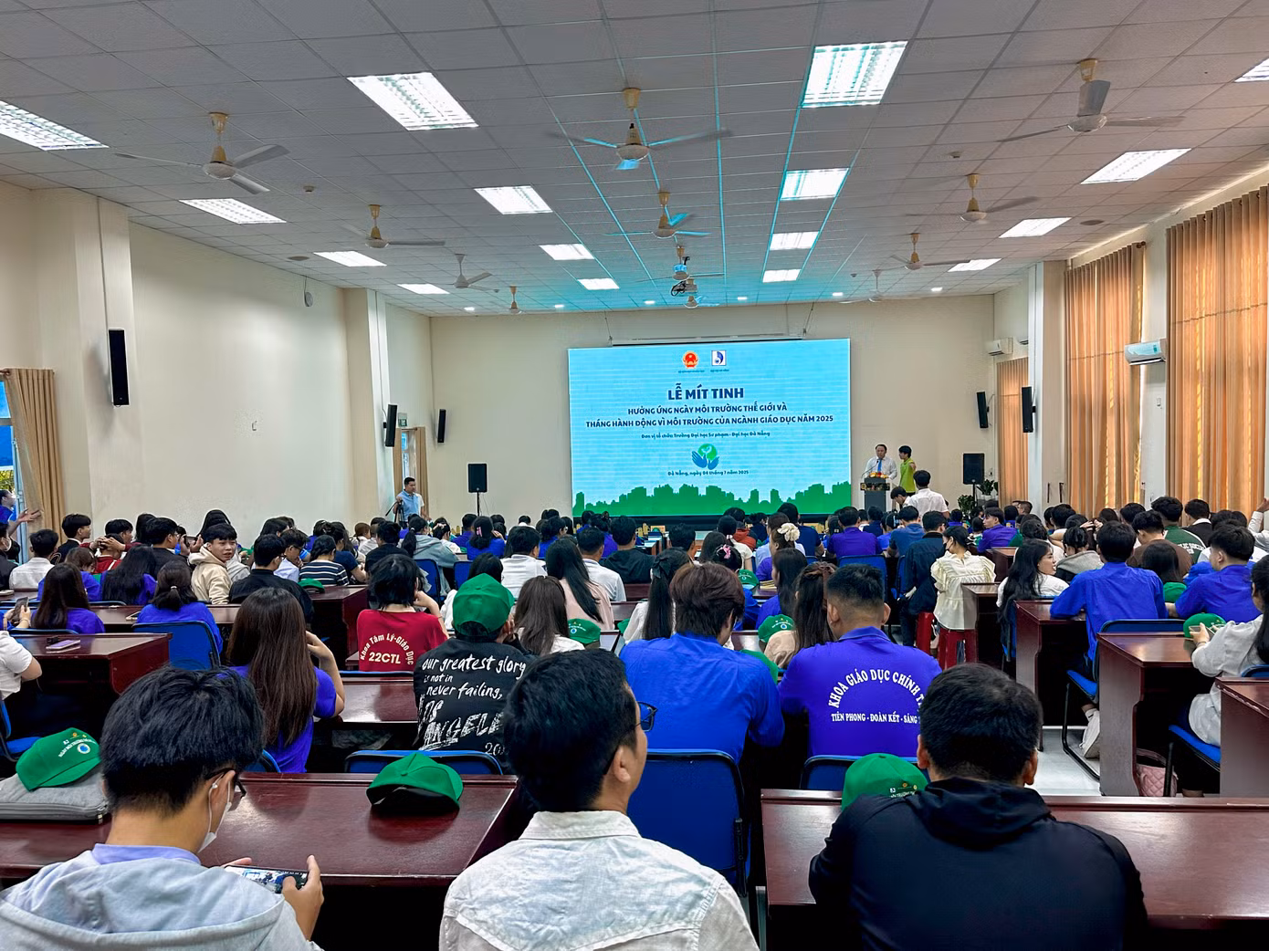 Sáng 4/7, tại Trường ĐH Sư phạm - ĐH Đà Nẵng, đông đảo bạn trẻ tham gia lễ mít tinh hưởng ứng Ngày Môi trường Thế giới 2025 với chủ đề “Chống ô nhiễm nhựa” và phát động Tháng hành động vì môi trường. Ảnh: Duy Quốc