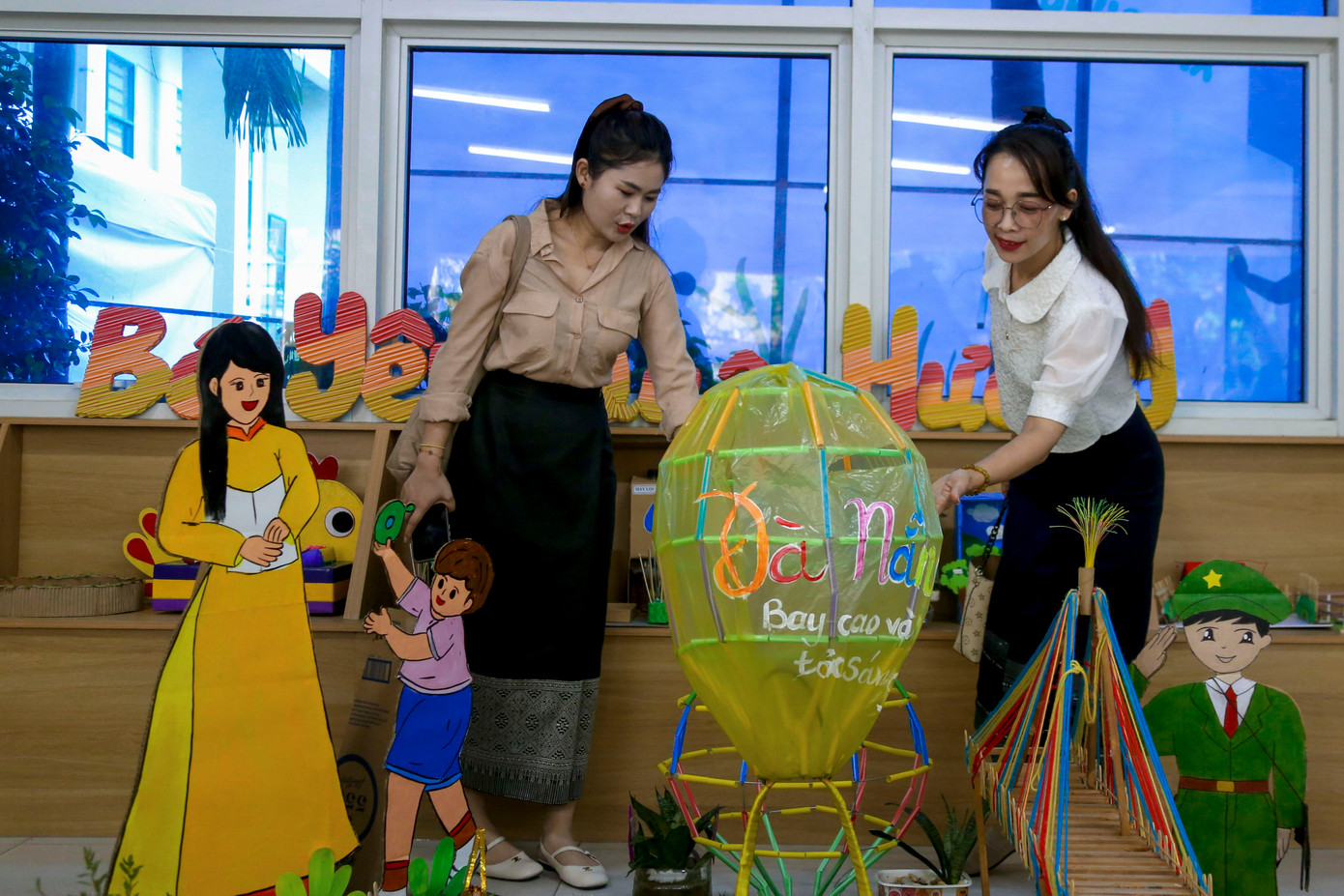 Với tinh thần “Nói không với nhựa dùng một lần”, các bạn trẻ đã tích cực tham gia các hoạt động như triển lãm sản phẩm tái chế, trưng bày mô hình sáng kiến xanh, ký cam kết hành động vì môi trường…