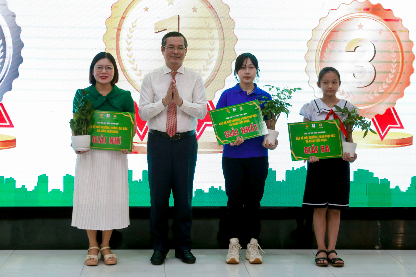 Tại buổi lễ, nhiều bạn trẻ nhận giải thưởng về cuộc thi bảo vệ môi trường, phân loại rác và giảm thải nhựa.