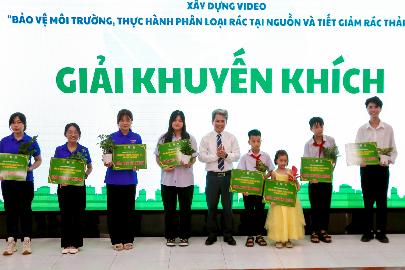 Tại buổi lễ, nhiều bạn trẻ nhận giải thưởng về cuộc thi bảo vệ môi trường, phân loại rác và giảm thải nhựa.