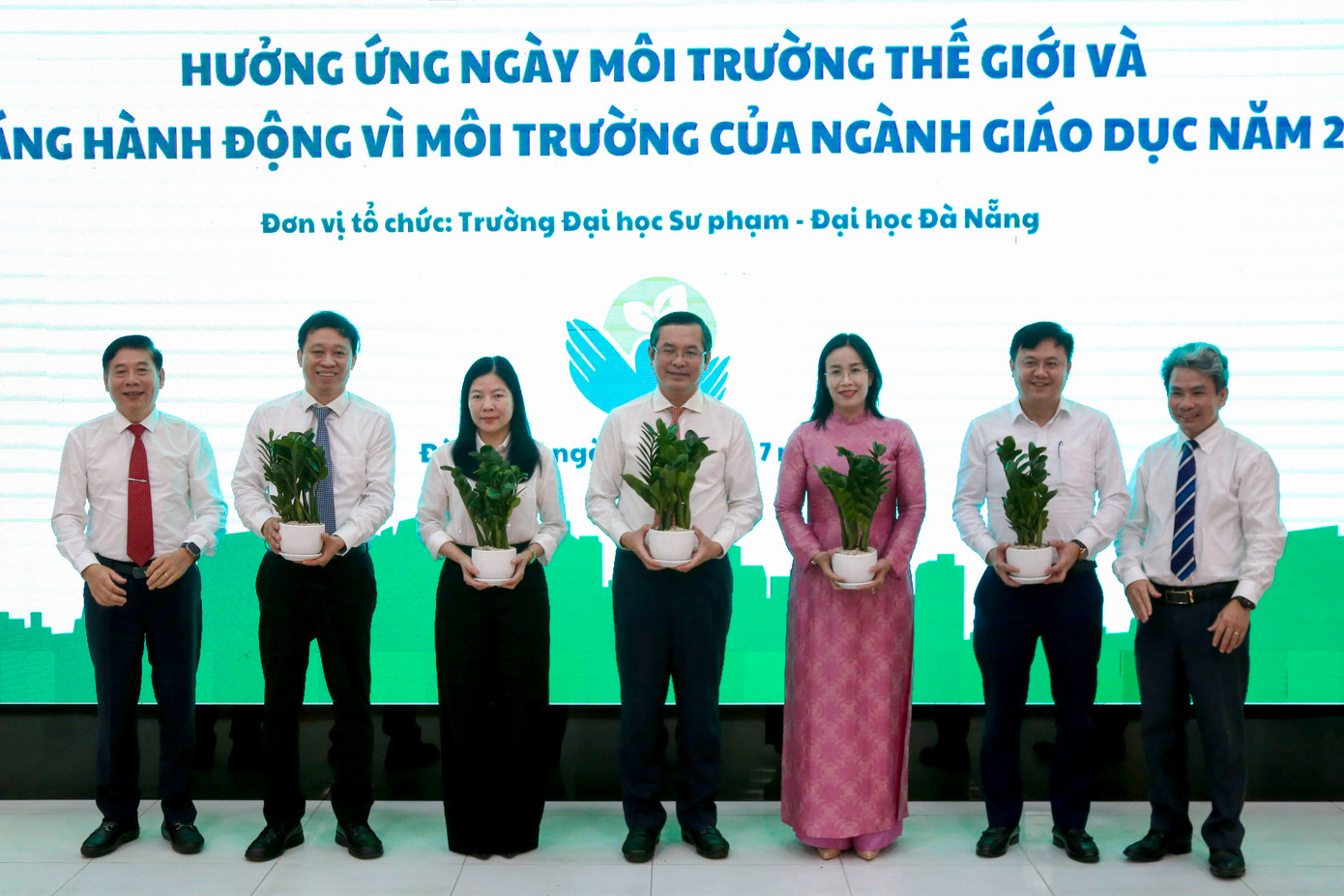 "Tôi tin rằng, với tinh thần trách nhiệm, sáng tạo và quyết tâm, ngành Giáo dục sẽ tiếp tục phát huy vai trò tiên phong trong việc nâng cao nhận thức, thúc đẩy hành động vì môi trường, hướng tới một Việt Nam không rác thải nhựa, một tương lai xanh và một hành tinh bền vững", ông Phúc nói.
