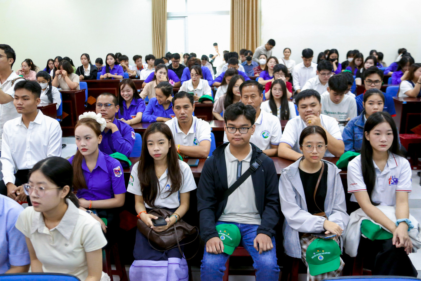 Nhiều chính sách giảm thiểu rác thải nhựa, thúc đẩy tiêu dùng bền vững và lan tỏa lối sống xanh trong toàn thể giảng viên, sinh viên đang được nhà trường chú trọng.