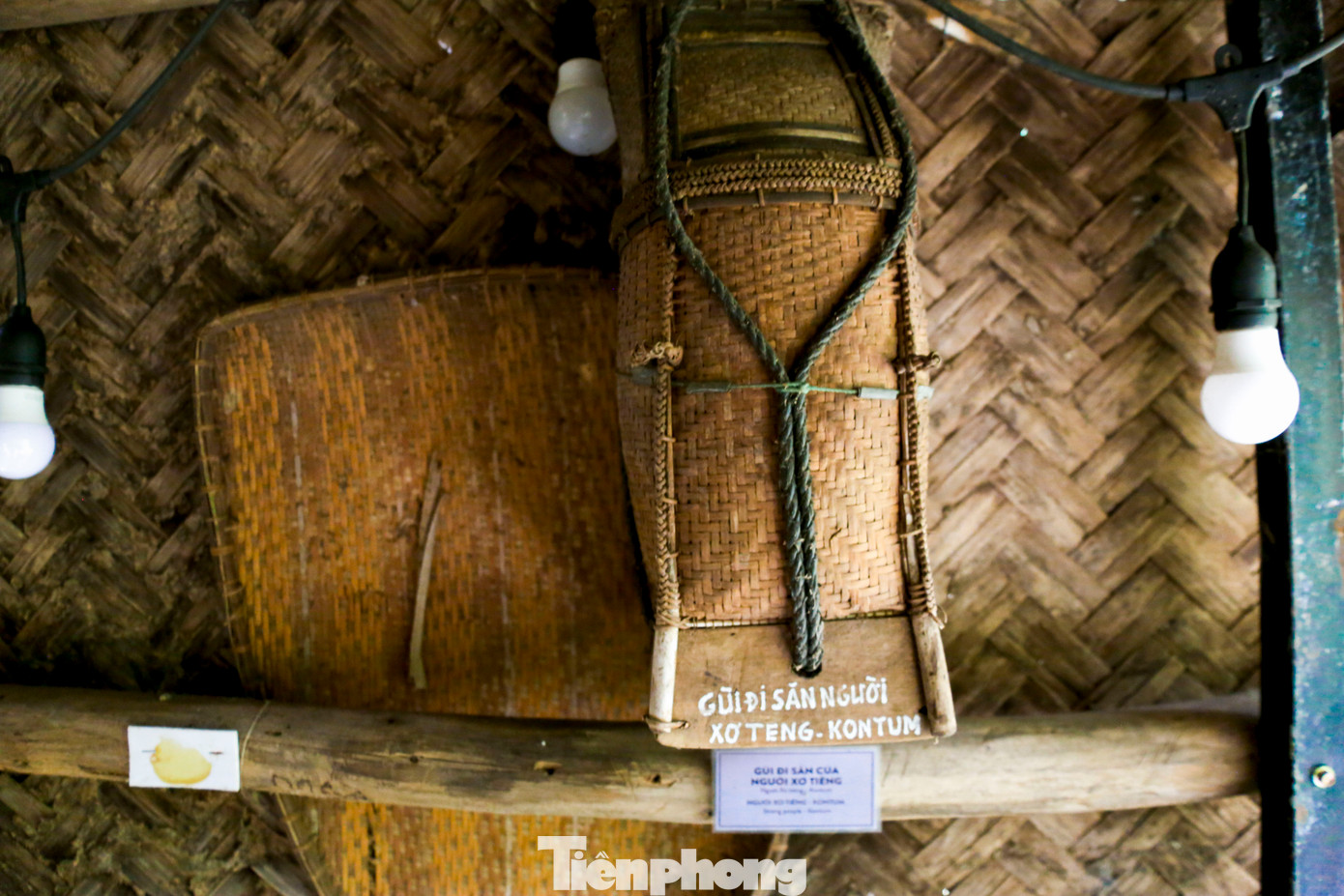 Những đồ vật thân thuộc hàng ngày của người dân tộc thiểu số khu vực miền Trung - Tây Nguyên như cuốc, liềm, giỏ đan mây, chum, vại... cũng được trưng bày.