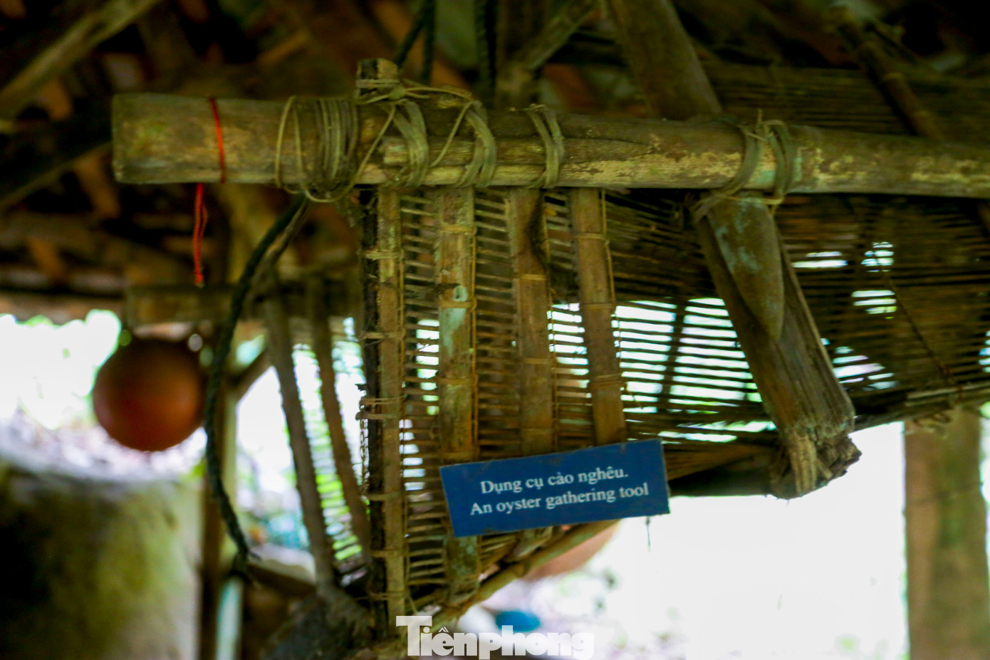 Nhiều vật dụng xưa được trưng bày để du khách có thể tham quan, tìm hiểu.