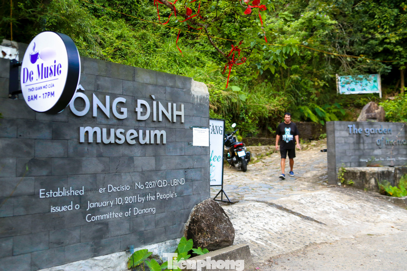 Bảo tàng Đồng Đình, tọa lạc trên bán đảo Sơn Trà, là nơi lưu giữ những giá trị văn hóa lâu đời và ý nghĩa của thành phố Đà Nẵng. Khi đến đây, du khách không chỉ được chiêm ngưỡng những kiến trúc độc đáo, mà còn có cơ hội tái hiện không gian xưa, giúp gợi nhớ lại những ký ức về làng chài truyền thống của vùng đất này.