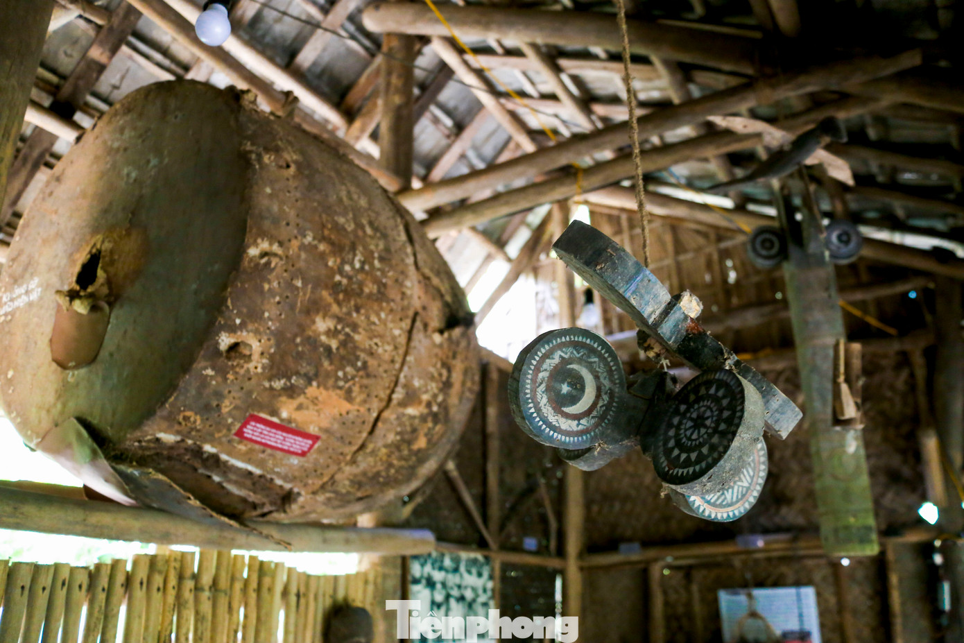 Những đồ vật thân thuộc hàng ngày của người dân tộc thiểu số khu vực miền Trung - Tây Nguyên như cuốc, liềm, giỏ đan mây, chum, vại... cũng được trưng bày.