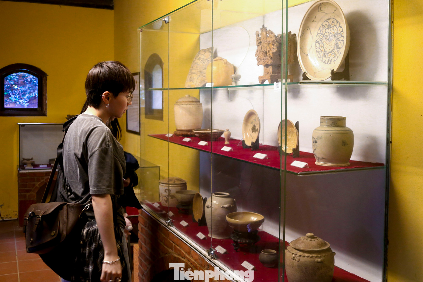 Nhiều du khách đến tham quan, tìm hiểu và chụp hình tại bảo tàng.