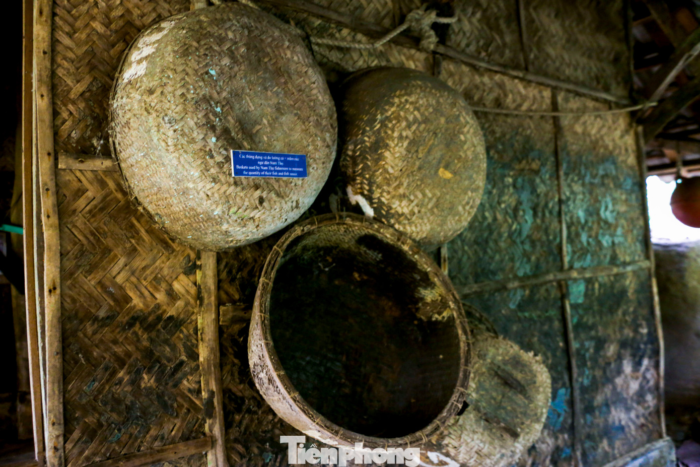 Nhiều vật dụng xưa được trưng bày để du khách có thể tham quan, tìm hiểu.