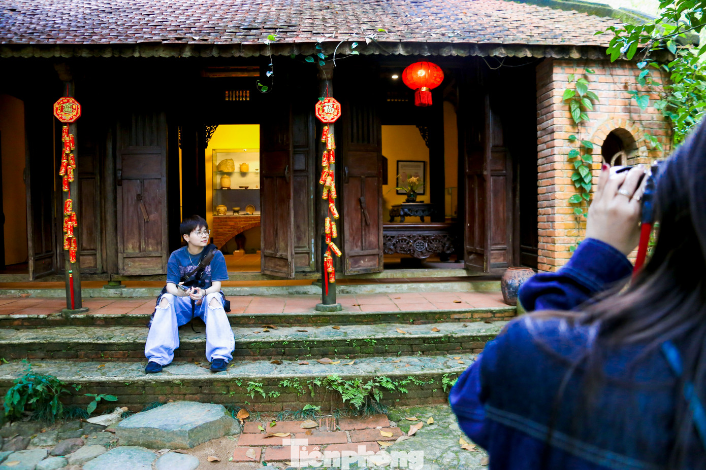 Nhiều du khách đến tham quan, tìm hiểu và chụp hình tại bảo tàng.