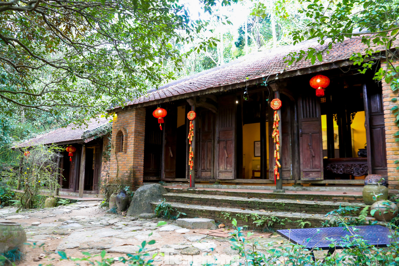 Bảo tàng Đồng Đình có diện tích gần 10.000 m2, nằm bên trái đường lên chùa Linh Ứng. Với lối kiến trúc cổ kính xưa kết hợp với không gian sinh thái rừng, nơi đây mang đậm nét văn hóa truyền thống của người dân xứ Quảng.