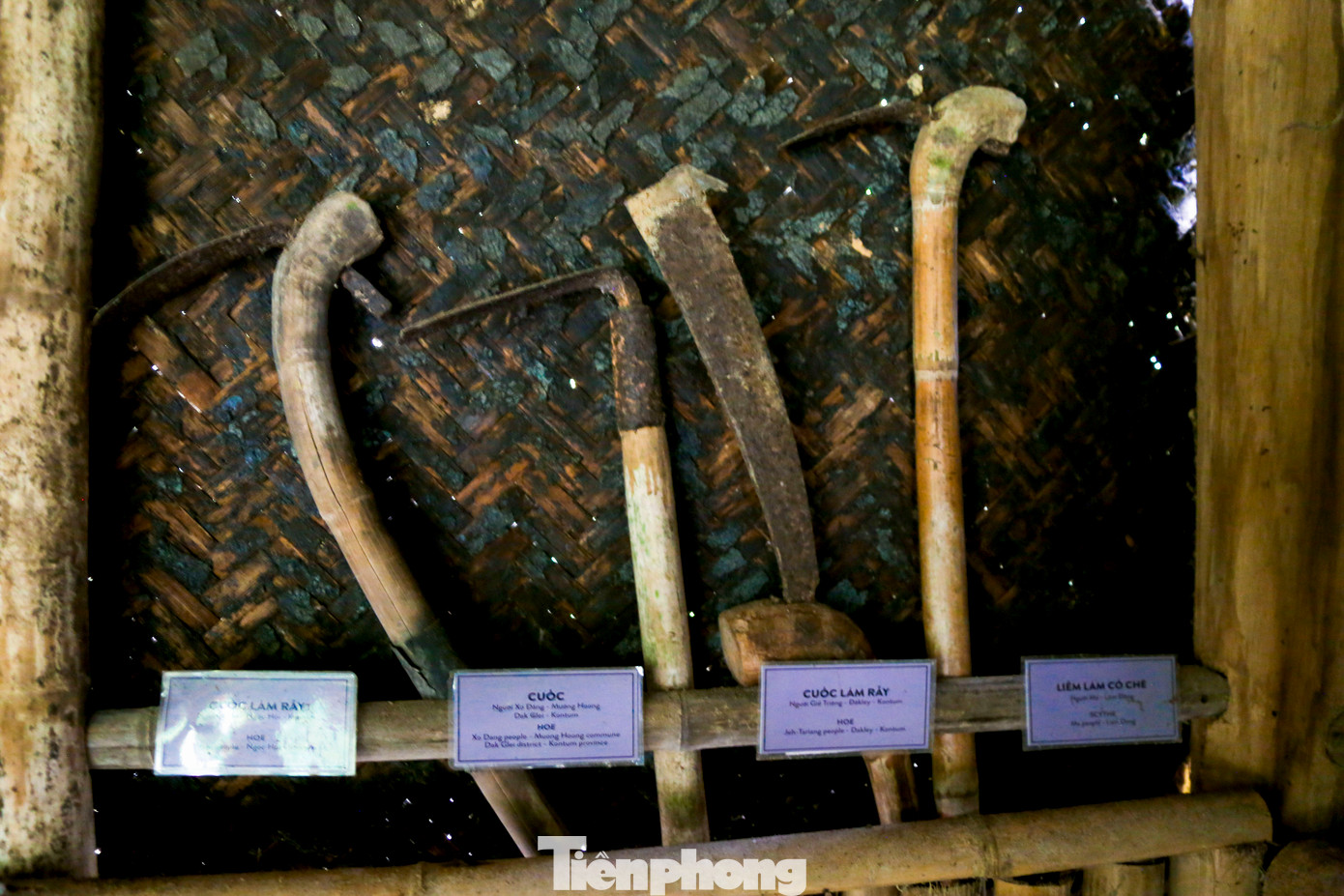 Những đồ vật thân thuộc hàng ngày của người dân tộc thiểu số khu vực miền Trung - Tây Nguyên như cuốc, liềm, giỏ đan mây, chum, vại... cũng được trưng bày.