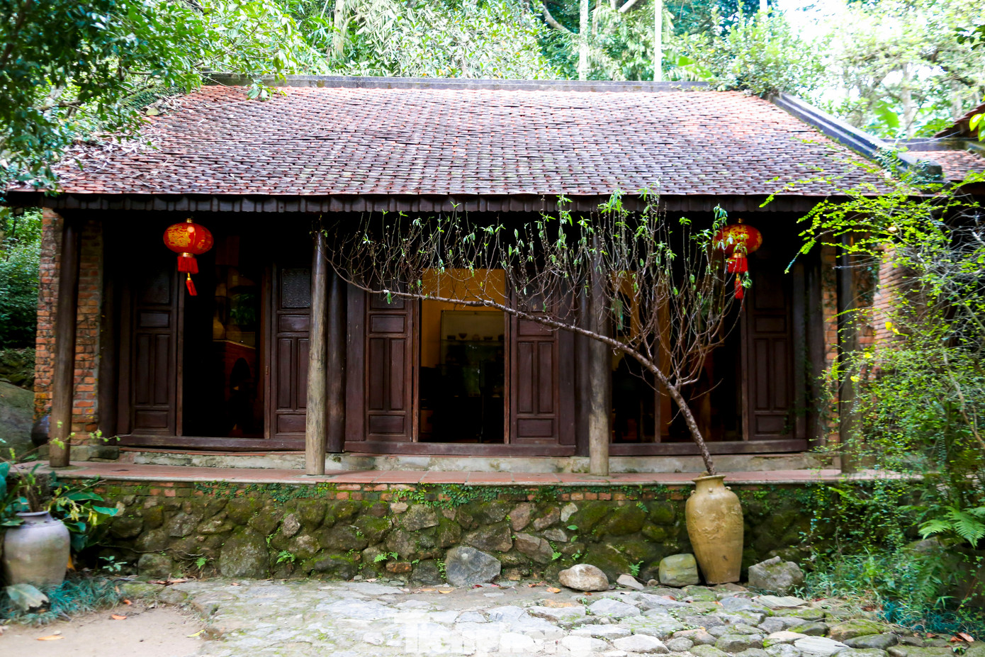 Bảo tàng Đồng Đình có diện tích gần 10.000 m2, nằm bên trái đường lên chùa Linh Ứng. Với lối kiến trúc cổ kính xưa kết hợp với không gian sinh thái rừng, nơi đây mang đậm nét văn hóa truyền thống của người dân xứ Quảng.