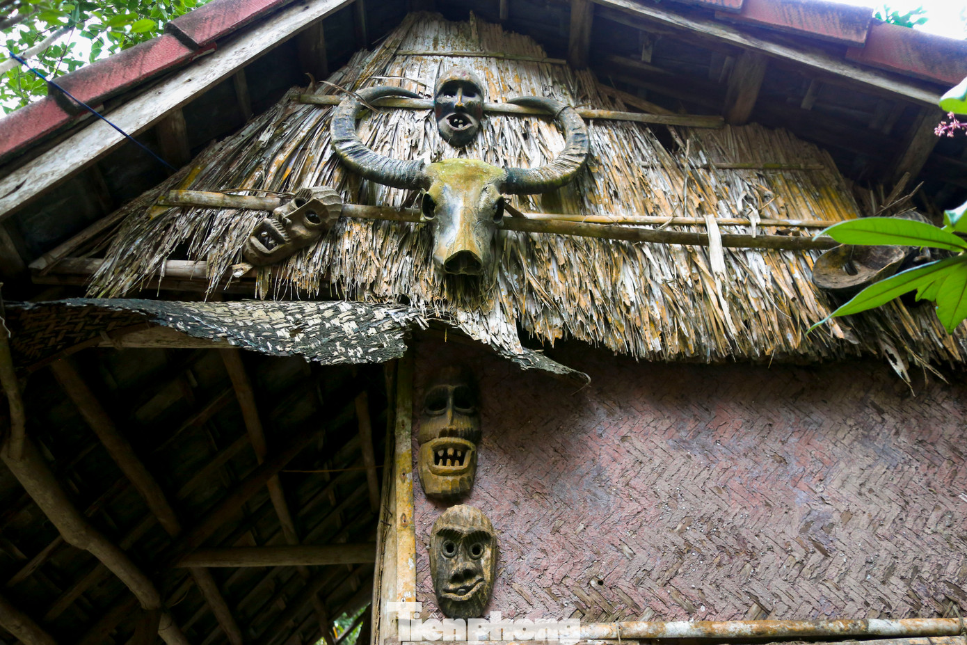 Bảo tàng Đồng Đình có diện tích gần 10.000 m2, nằm bên trái đường lên chùa Linh Ứng. Với lối kiến trúc cổ kính xưa kết hợp với không gian sinh thái rừng, nơi đây mang đậm nét văn hóa truyền thống của người dân xứ Quảng.