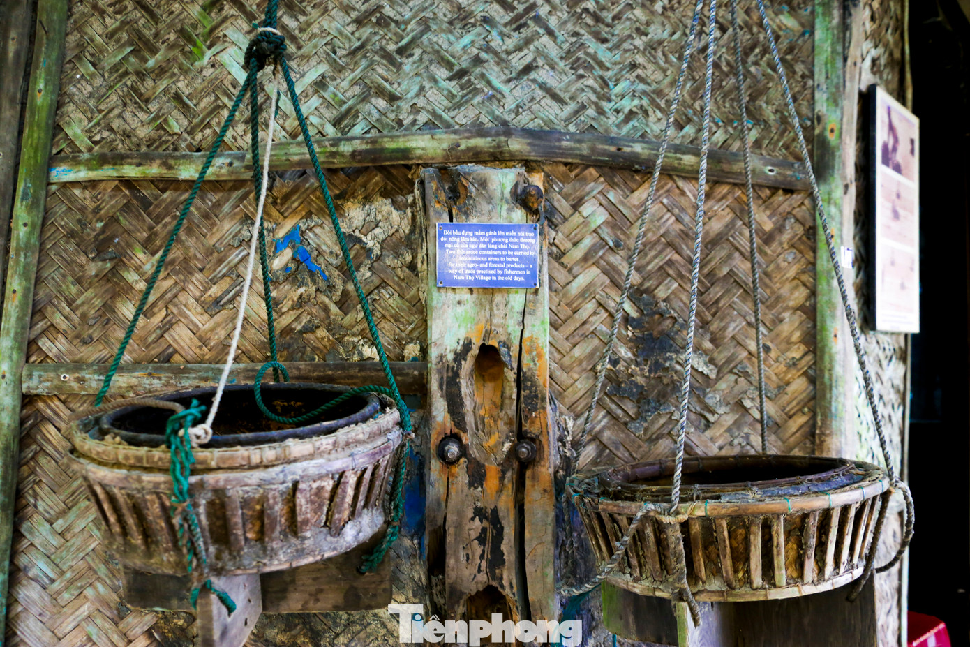 Nhiều vật dụng xưa được trưng bày để du khách có thể tham quan, tìm hiểu.