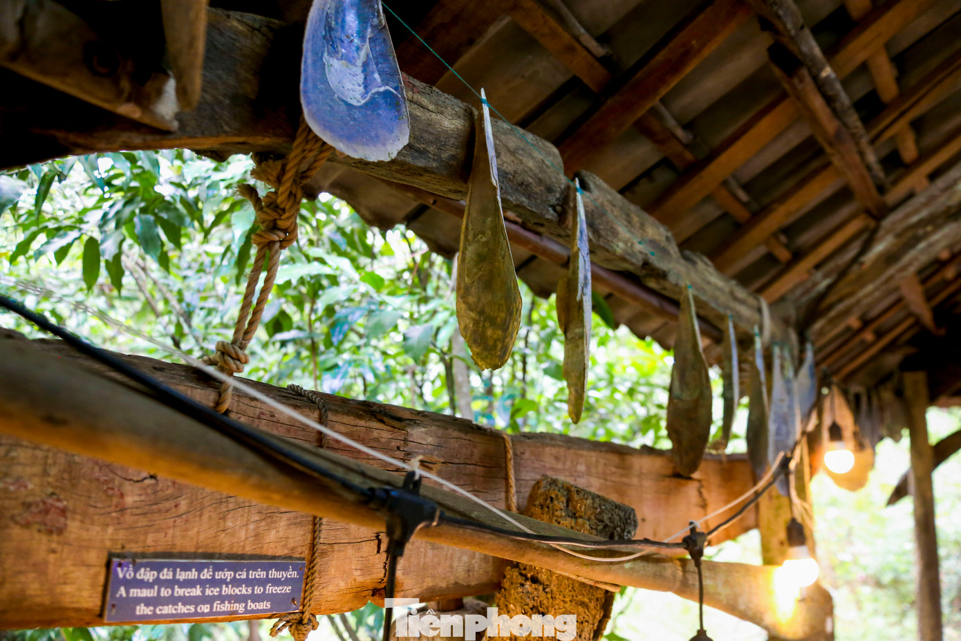 Nhiều vật dụng xưa được trưng bày để du khách có thể tham quan, tìm hiểu.