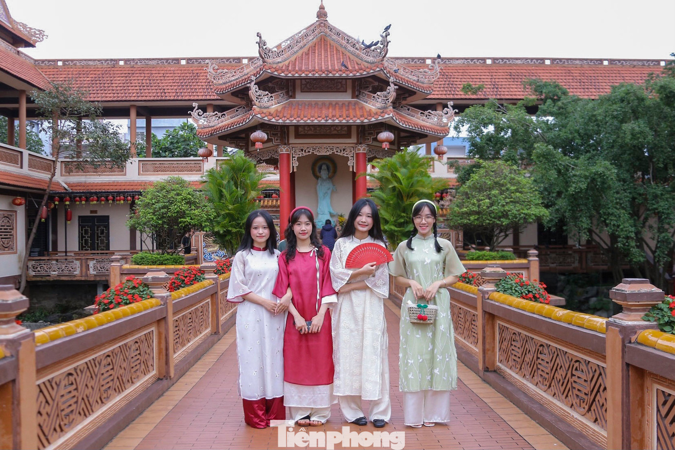 Tranh thủ ngày nghỉ cuối tuần, đông đảo bạn trẻ ở Đà Nẵng đổ về chùa Nam Sơn (quận Cẩm Lệ, TP. Đà Nẵng) để cùng nhau chụp ảnh đón Tết.