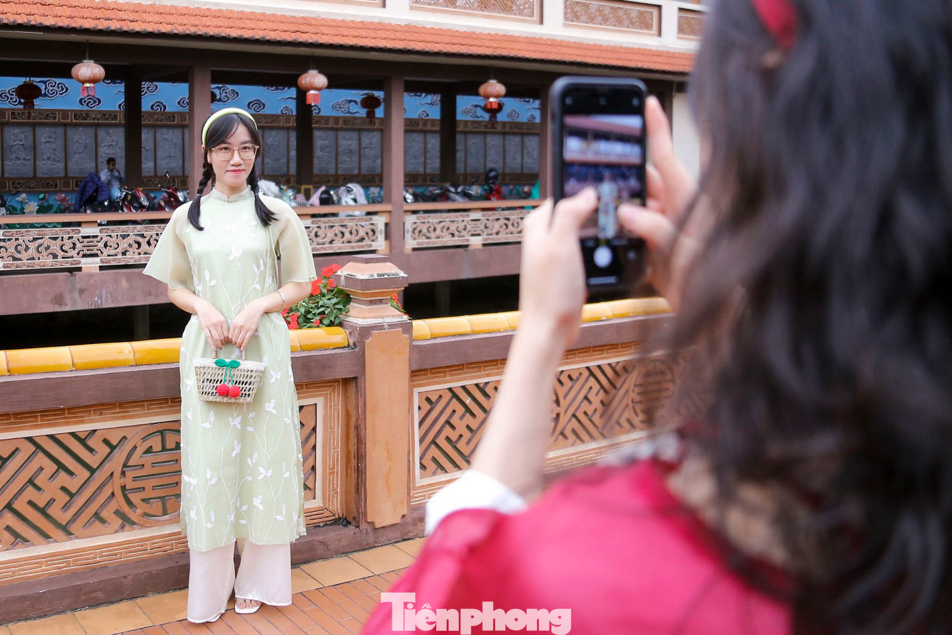 Tranh thủ dịp cuối tuần, Lộc Thị Thảo - sinh viên Trường Đại học Ngoại ngữ cùng nhóm bạn của mình lên kế hoạch chụp ảnh kỷ niệm. “Thời tiết cuối tuần ở Đà Nẵng rất mát mẻ, nên chúng mình tranh thủ chụp ảnh Tết sớm vì gần Tết sẽ không có nhiều thời gian. Cả nhóm đều yêu thích áo dài, vì vậy đã chọn trang phục này để phù hợp với không khí ngày xuân”, Thảo chia sẻ.