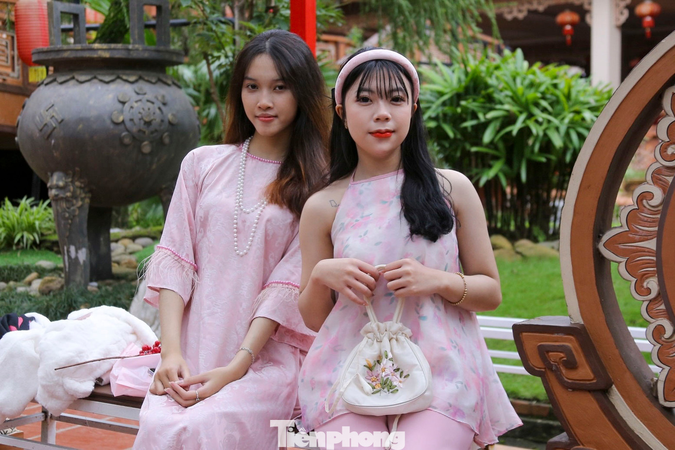 Bên trang phục áo dài truyền thống với đủ các phụ kiện như hoa đào, giỏ tre, ô dù… các &quot;nàng thơ&quot; tự tin tạo dáng, khoe sắc.