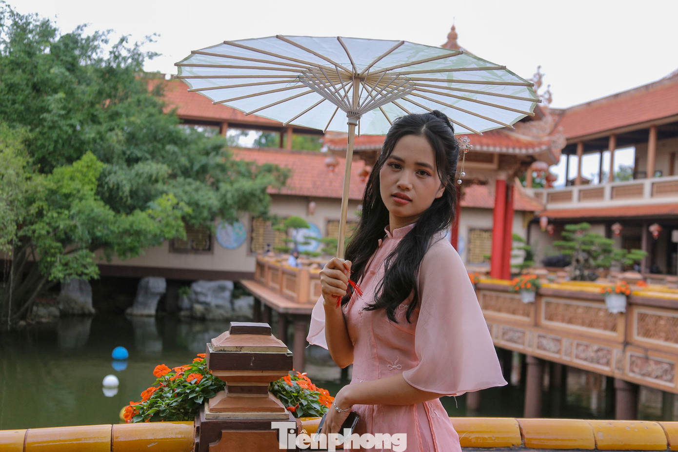 &quot;Tà áo dài không chỉ tôn lên vẻ đẹp dịu dàng của người phụ nữ, mà còn lan tỏa nét đẹp văn hóa, đất nước con người Việt Nam&quot;, Trúc Giang (trú quận Cẩm Lệ) chia sẻ.