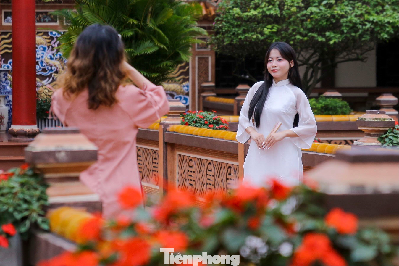 Bạn trẻ thả dáng, chụp hình lưu giữ những khoảnh khắc đẹp cùng nhau.