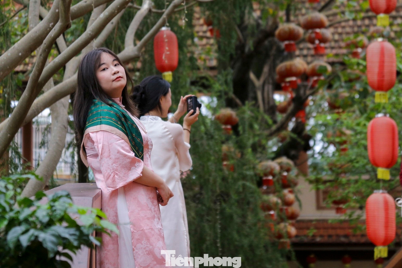 Bạn trẻ thả dáng, chụp hình lưu giữ những khoảnh khắc đẹp cùng nhau.