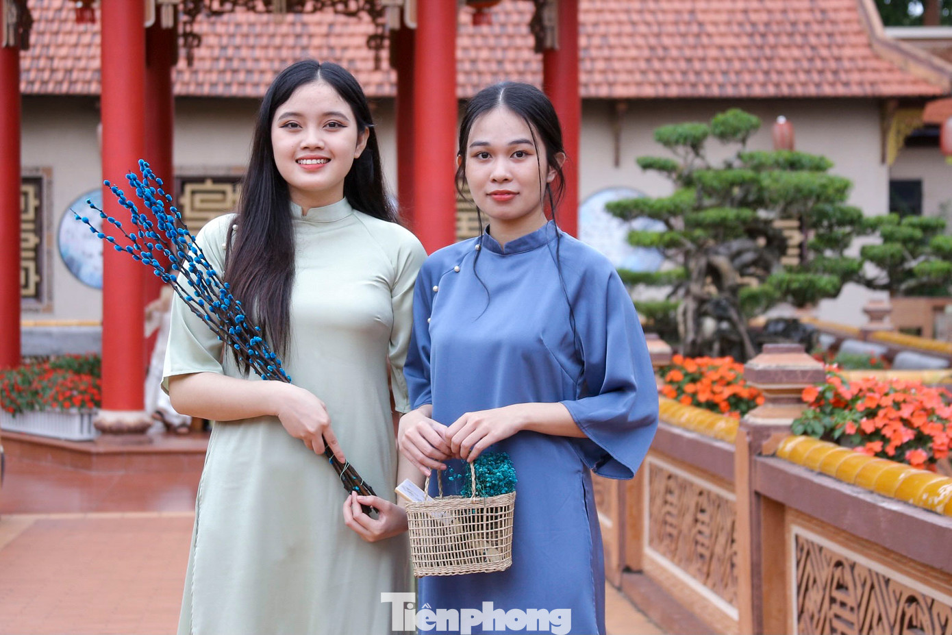 “Những ngày gần đây, thấy mọi người đều chụp ảnh Tết sớm nên em và các bạn cũng háo hức không kém. Tranh thủ thời tiết đẹp, chúng em hẹn nhau đi ngay. Sau khi ở đây, chúng em dự định ra khu vực cầu Rồng để tiếp tục chụp”, Trần Lê Quỳnh Uyển (trú quận Cẩm Lệ) cho biết.