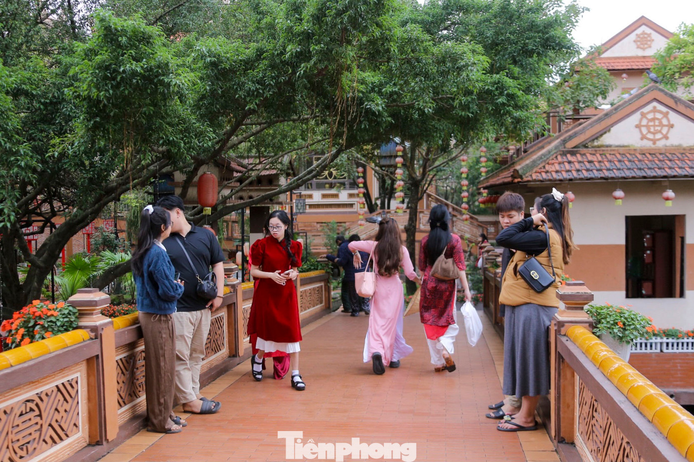 Nhiều bạn trẻ đến từ rất sớm, chọn cho mình những vị trí đẹp để check-in.