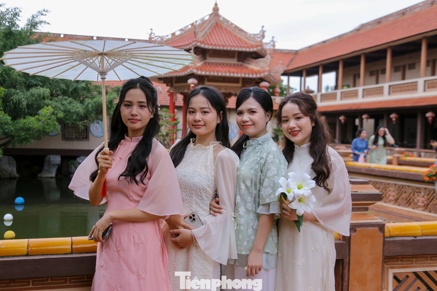 Bên trang phục áo dài truyền thống với đủ các phụ kiện như hoa đào, giỏ tre, ô dù… các &quot;nàng thơ&quot; tự tin tạo dáng, khoe sắc.