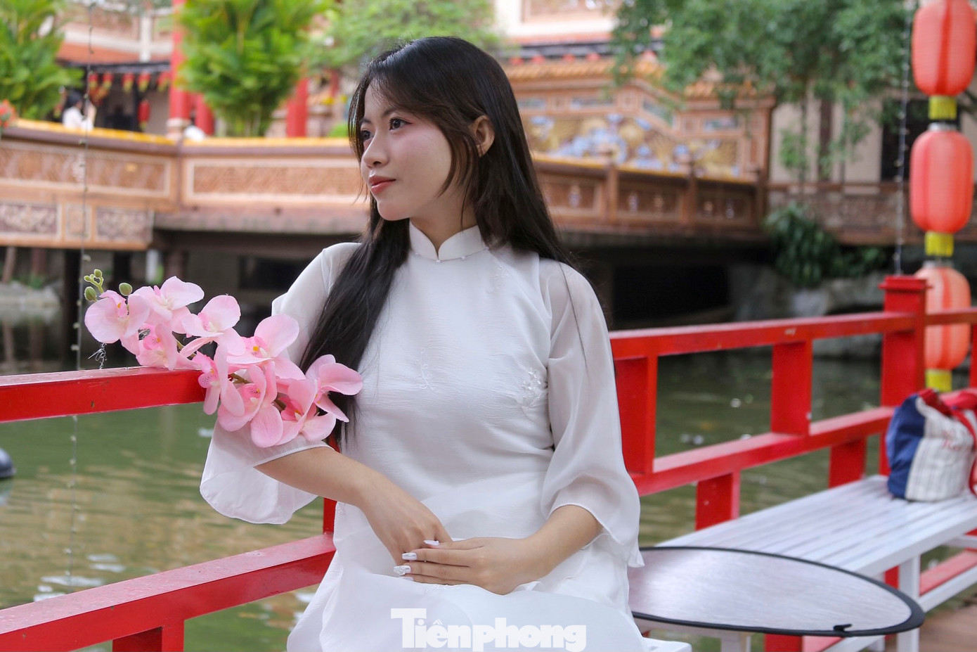 Bên trang phục áo dài truyền thống với đủ các phụ kiện như hoa đào, giỏ tre, ô dù… các &quot;nàng thơ&quot; tự tin tạo dáng, khoe sắc.