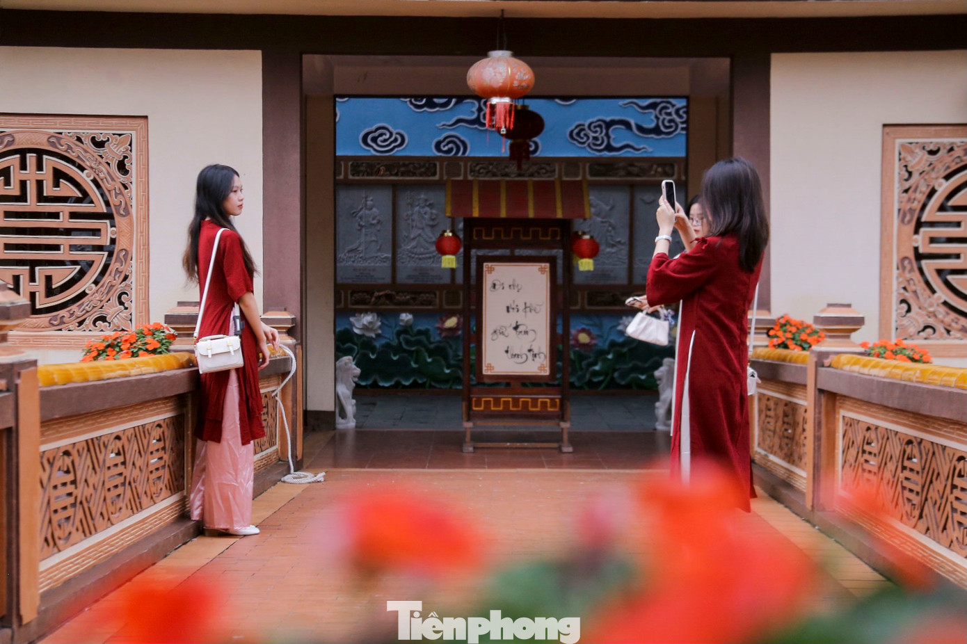 Bên trang phục áo dài truyền thống với đủ các phụ kiện như hoa đào, giỏ tre, ô dù… các &quot;nàng thơ&quot; tự tin tạo dáng, khoe sắc.