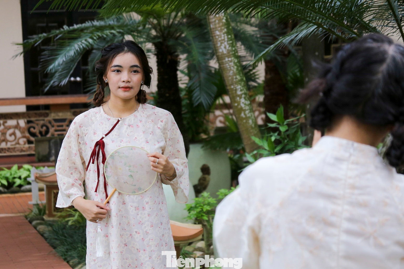 Bạn trẻ thả dáng, chụp hình lưu giữ những khoảnh khắc đẹp cùng nhau.