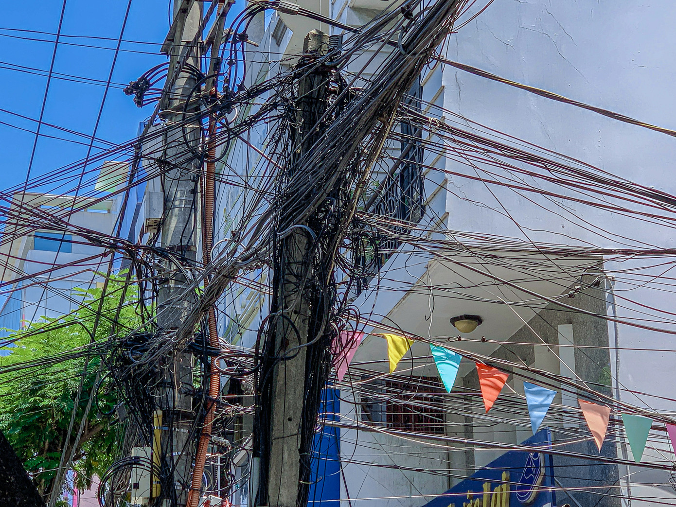 Tổ chức các đợt kiểm tra trên các tuyến đường đã được phê duyệt phương án kéo cáp nhằm chấn chỉnh, xử lý đối với các vi phạm của các doanh nghiệp viễn thông trong việc thực hiện các quy định của thành phố về việc treo, kéo cáp thông tin tại các tuyến đường trên địa bàn. Đồng thời tuyên truyền đến người dân tiếp tục phản ánh đến Sở TT&amp;TT về việc treo kéo cáp để xử lý nếu các doanh nghiệp vi phạm.