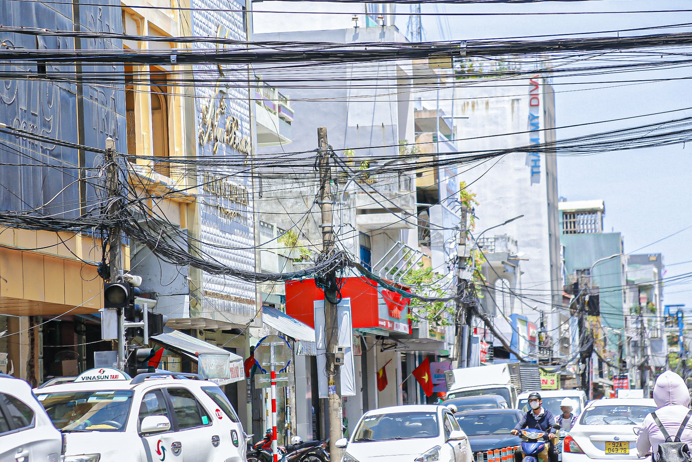 Nhiều bó dây điện, cáp viễn thông nặng trĩu, sà xuống chằng chịt khiến người tham gia giao thông lo lắng.